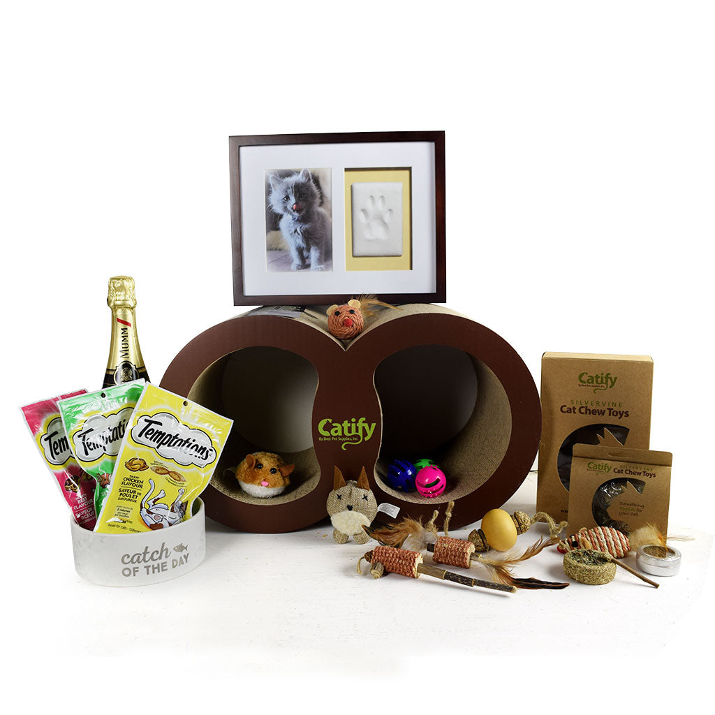 A Kitty’s Paradise Gift Set With Champagne